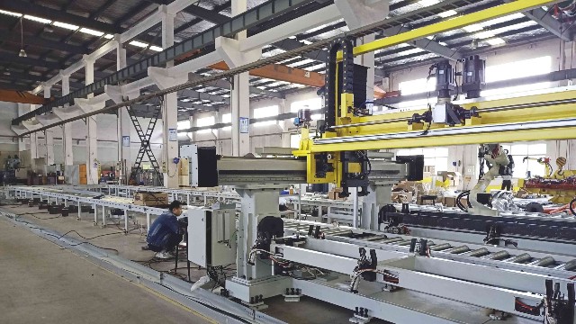 龍門吊上梁、立柱機(jī)器人弧焊流水線